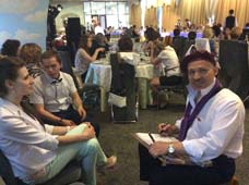 шаржист рисует на свадьбе в ресторане 