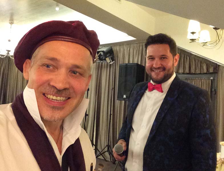  Шаржист и ведущий свадеб Евгений Перлин