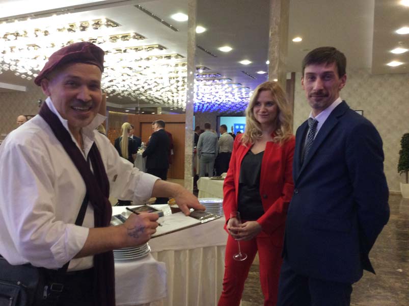 Михаил рисует стоя гостей корпоратива шаржист Михаил Шабалин Мишель Минск