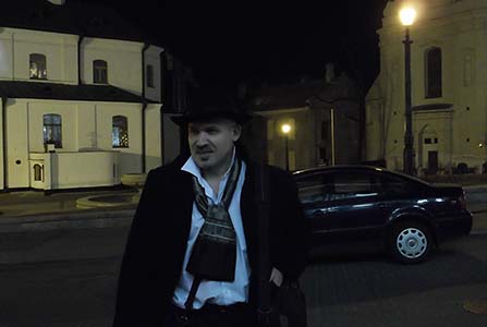 шаржист в Троицком в темноте